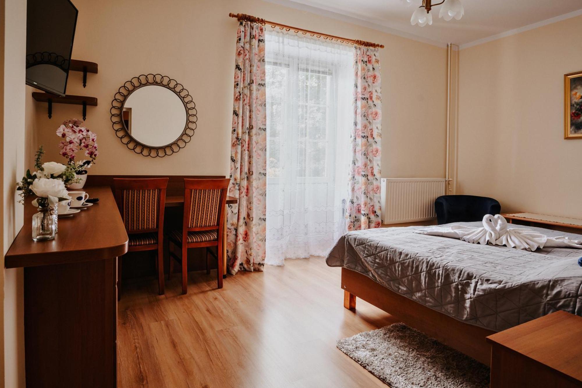 Pensjonat Sanato Hotell Busko-Zdrój Eksteriør bilde